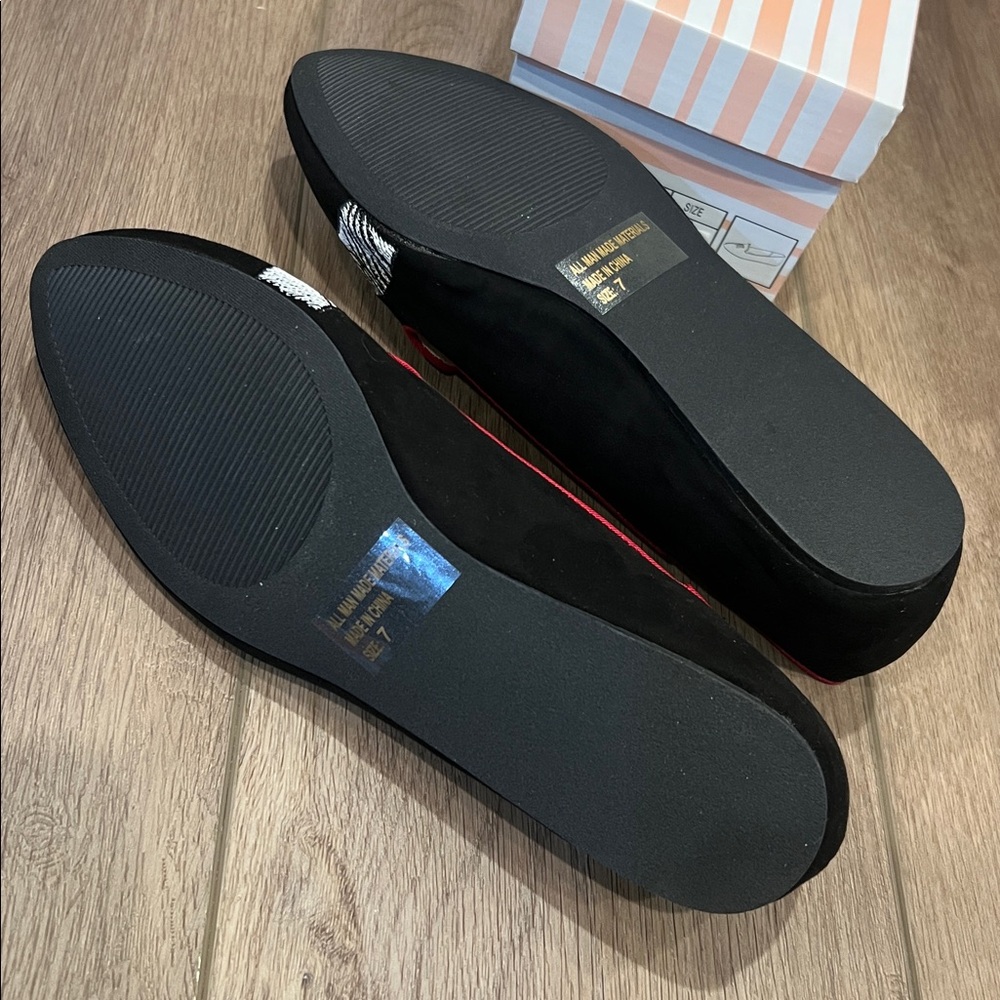 New in Box Wild Diva Lounge Black and White Zebra Flats Slip-on Size 7 - Picture 10 of 11